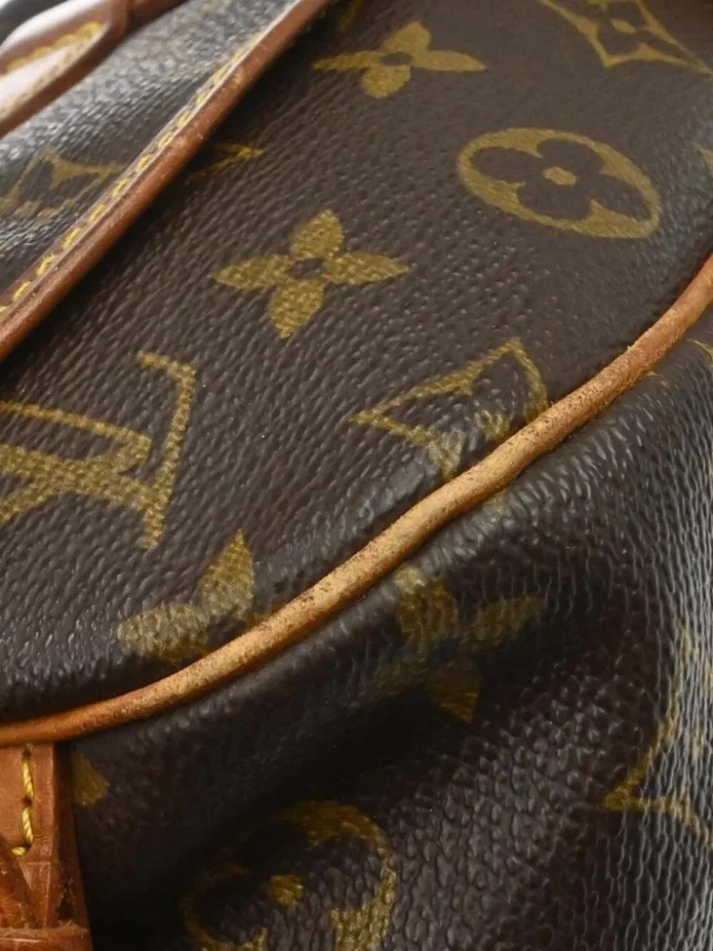 Louis Vuitton outside 	ab